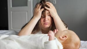 mãe exausta cuidando do filho